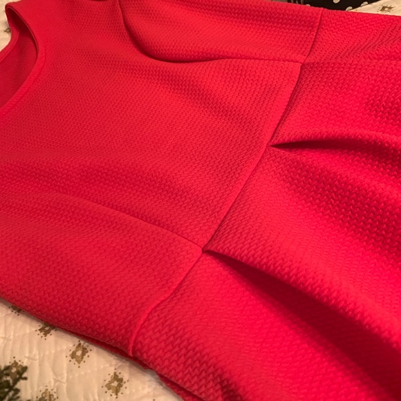 Beautiful fuchsia dress. Slimming waist, scalloped - Picture 3 of 6